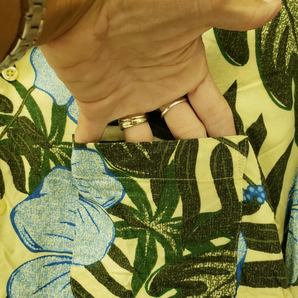 Beautiful men's short sleeve button up tropical shirt. Size large. Great shape. - Picture 3 of 5